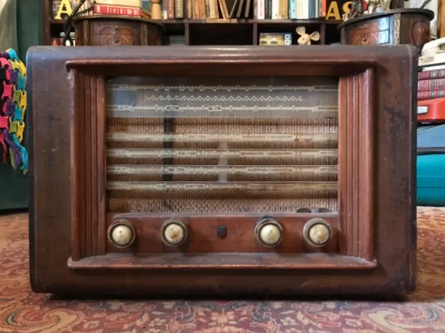 Rádio valvulado Philips BR 595A, anos 50