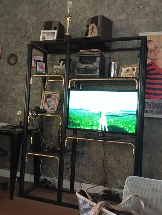 ESTANTE TURBULAR COM DOURADO