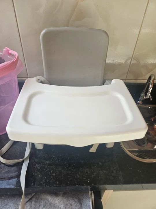 Cadeirinha de Alimentação para Bebê - COSCO Cinza.