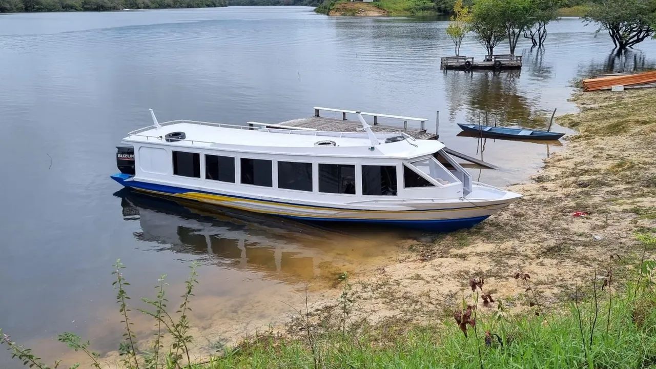 Lancha top pronta para acoplar a máquina e viajar 