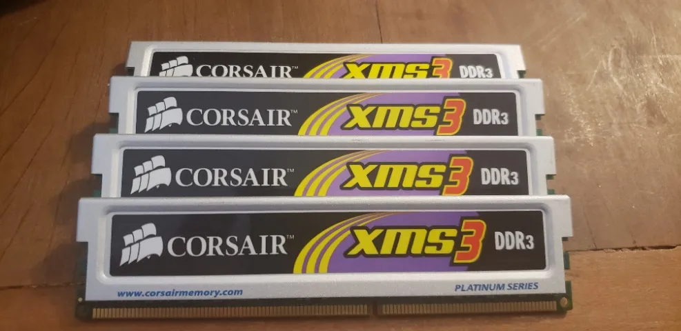 4x 2GB Memórias RAM DDR3 Corsair Platinum XMS3 1600 Mhz