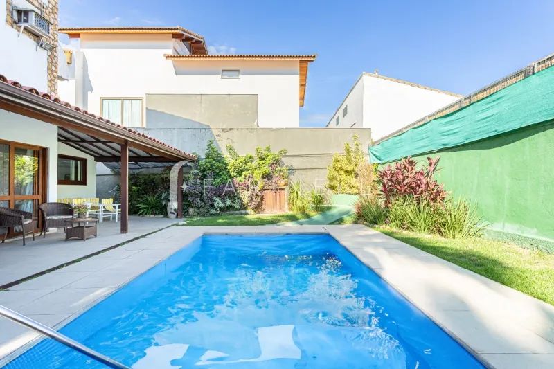 Casa com piscina e boa área externa em condomínio de luxo na Barra da Tijuca. - Foto 2