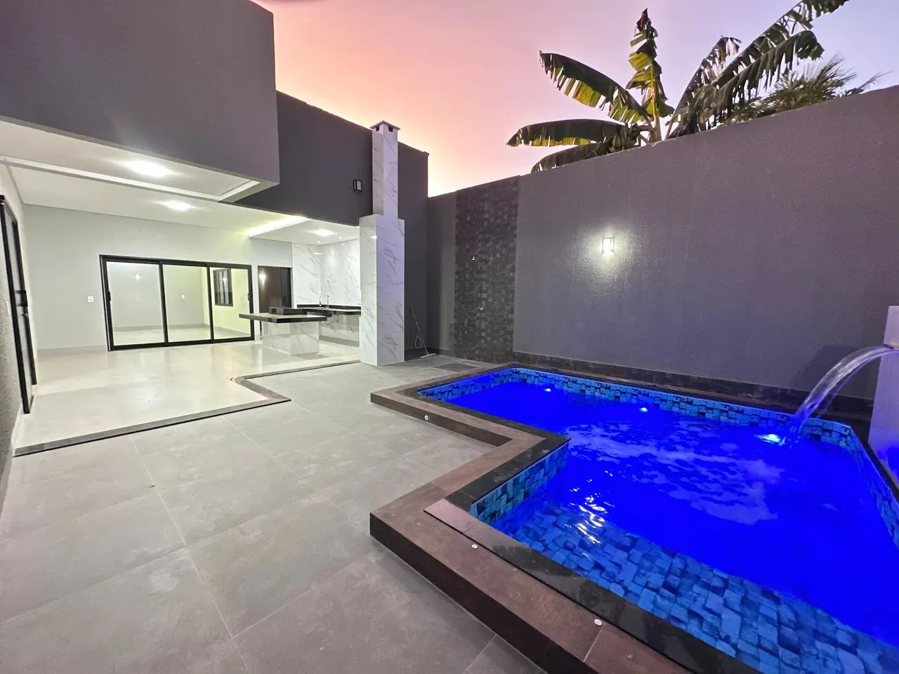 CASA A VENDA 3 SUÍTES , PISCINA E VARANDA GOURMET. 1104 SUL