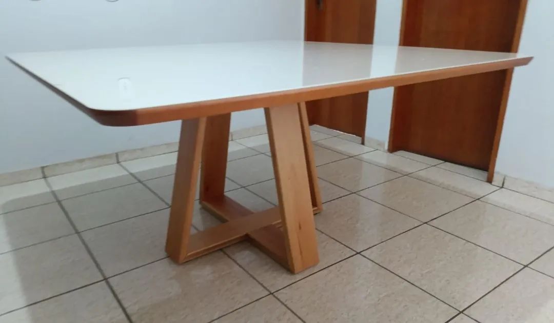Mesa de jantar 150x150 madeira macica ara 8 cadeiras ( somente a mesa )