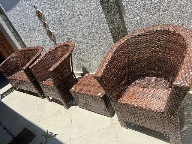 Jogo cadeiras mais mesa centro almofadadas.64596142887811123