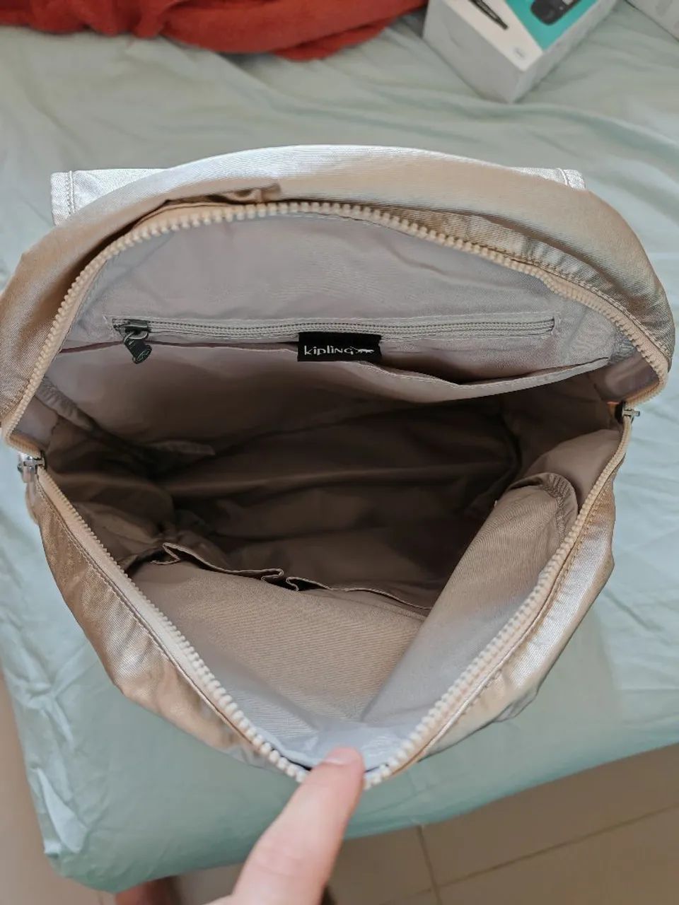 Mochila Kipling Dourada 20 litros  - Foto 3