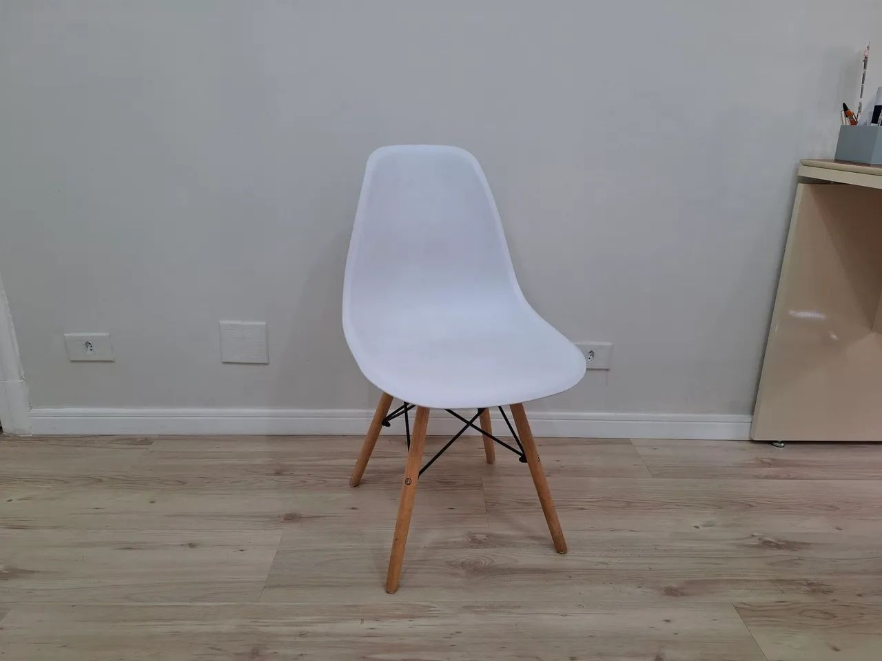 DUAS Cadeiras Eames Eiffel Com Pés De Madeira Facthus - Foto 2
