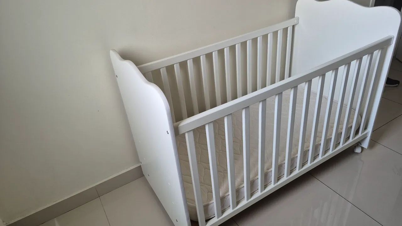 Berço com colchão excelente com rodízios  - Foto 2