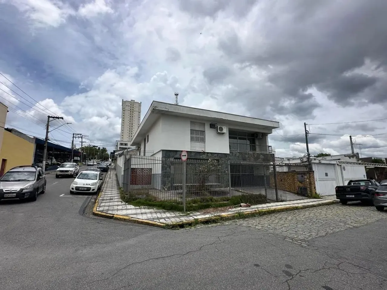 Casa Comercial no centro de Mogi das Cruzes, 350m², 7 salas, 4 vagas para alugar