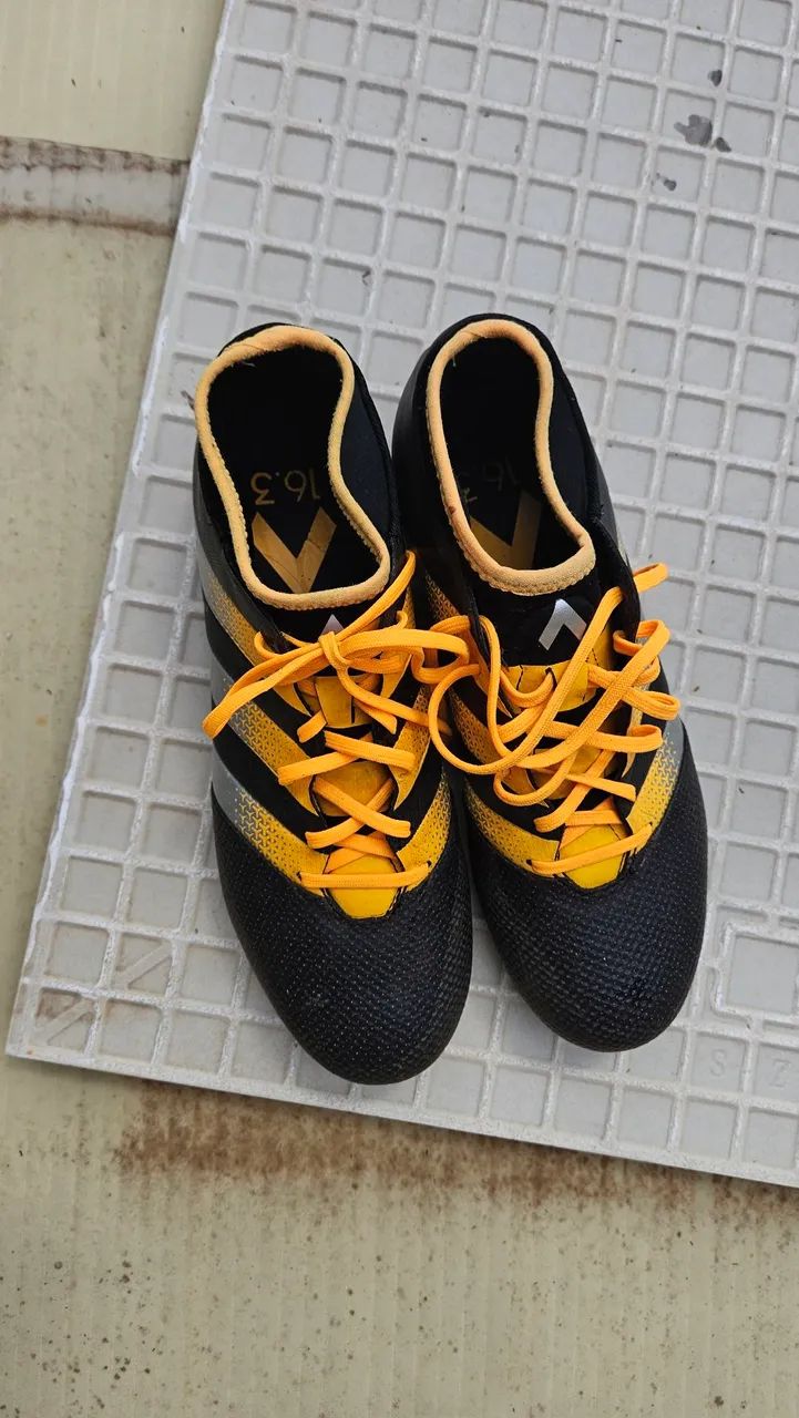 Chuteira Adidas 40 - Pouquíssimo uso - Foto 2