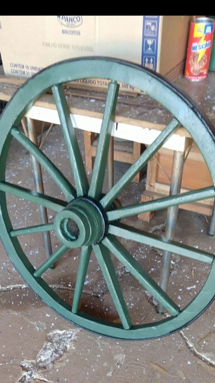 Roda de carroça antiga para decoração