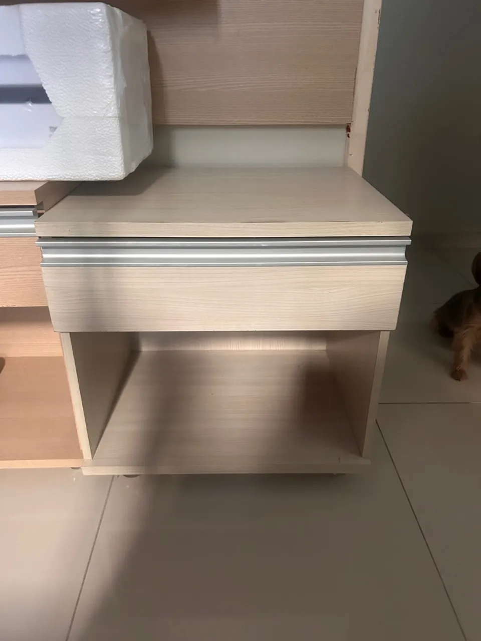 Mesa de cabeceira moderna com gaveta e nicho