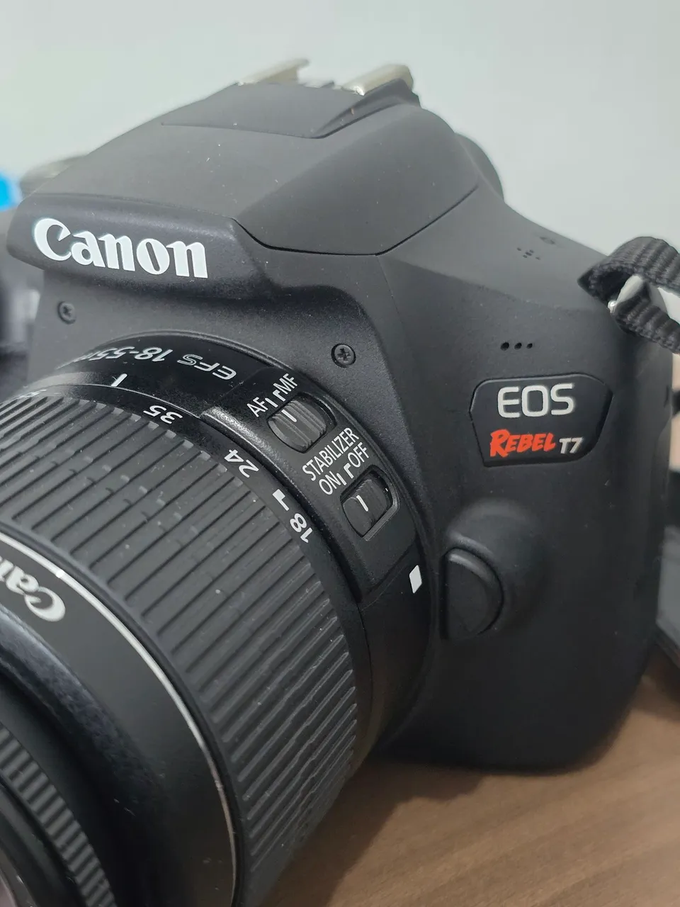 Câmera Canon EOS Rebel T7+ com duas lentes