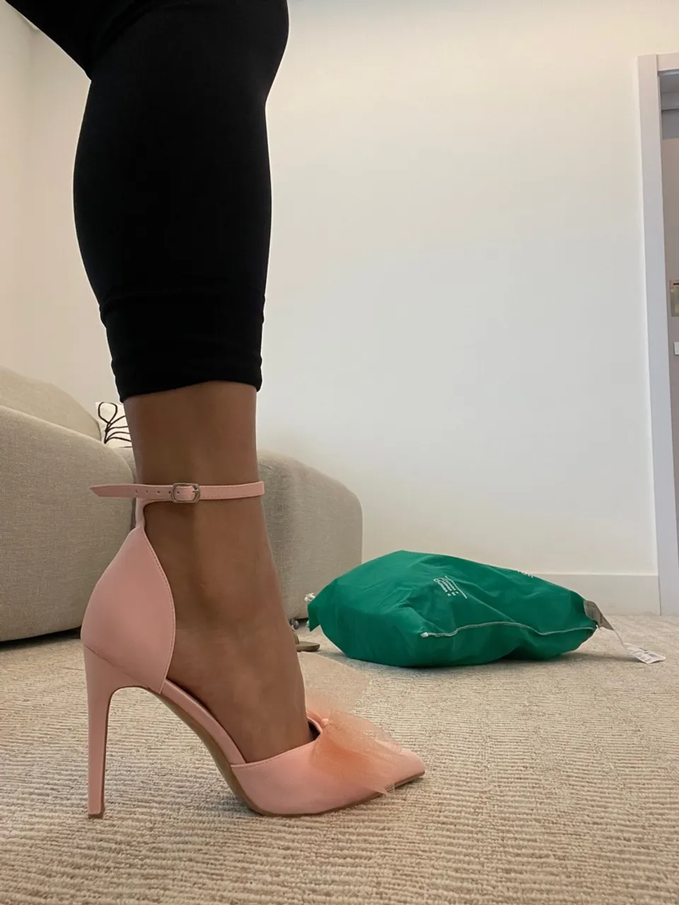 Scarpin rosa com detalhe de laço