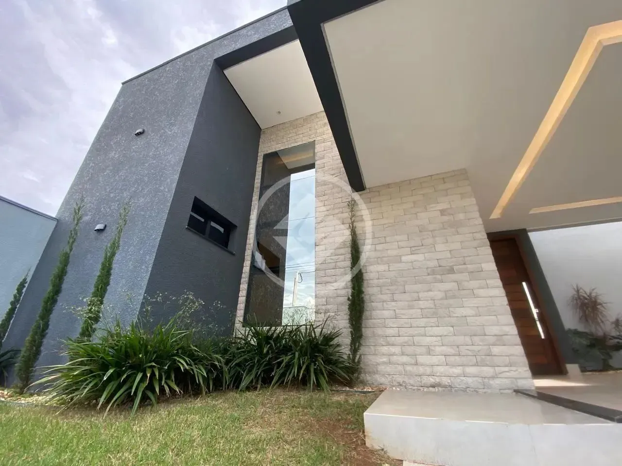 CASA 3 SUÍTES (1 COM CLOSET), COZINHA GOURMET, FINO ACABAMENTO AQUARELA DAS ARTES SINOP-MT