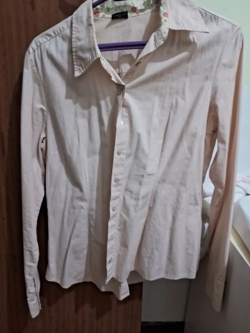 Camisa social feminina rosa.