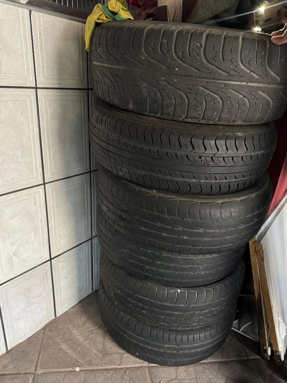 Pneus 205/60 aro 15. Seis pneus meia vida  250$