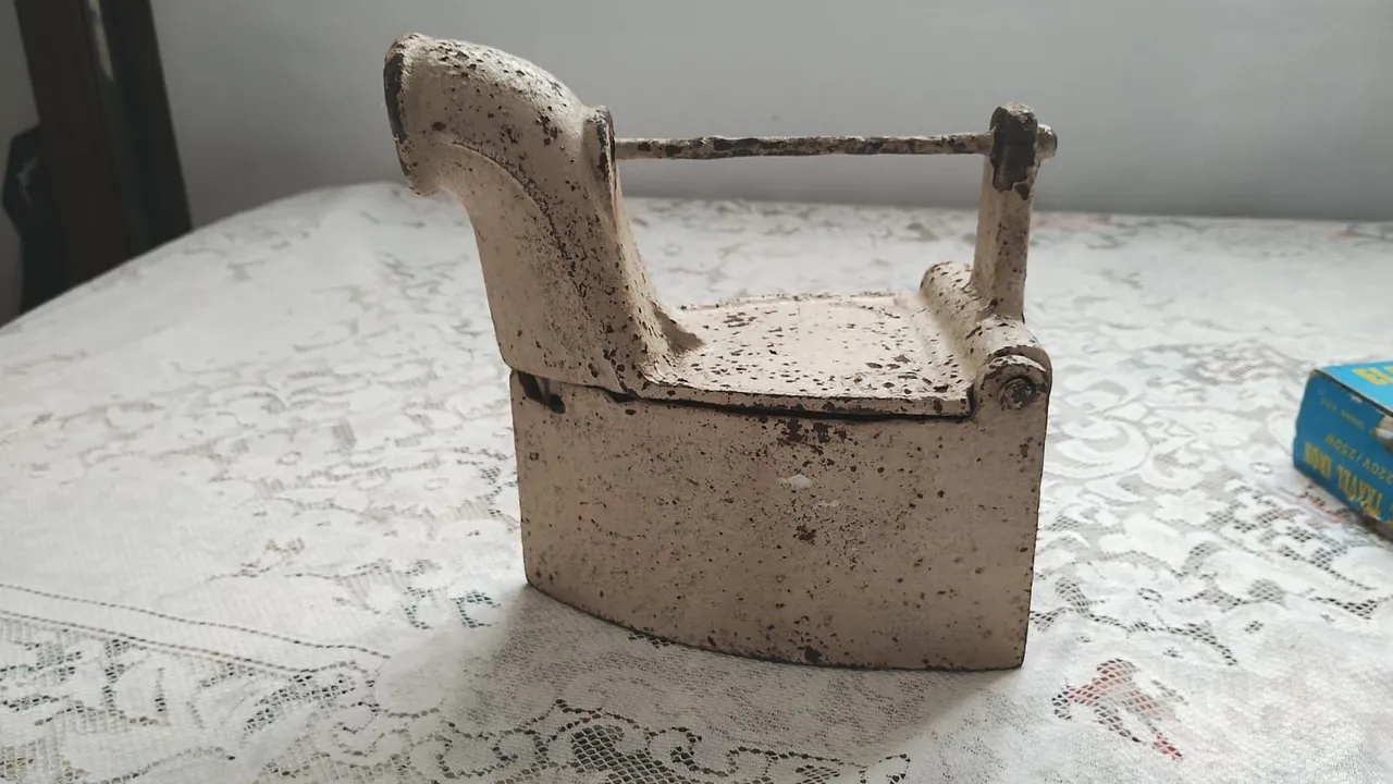 Ferro de passar antigo