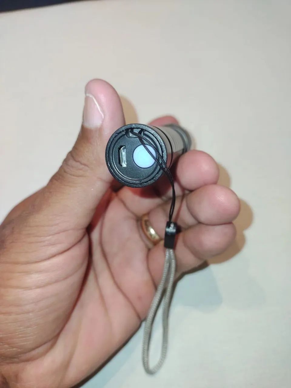 Mini Lanterna LED recarregável USB acompanha o CABO -É bom ter em CASA por apenas 25$ - Foto 2