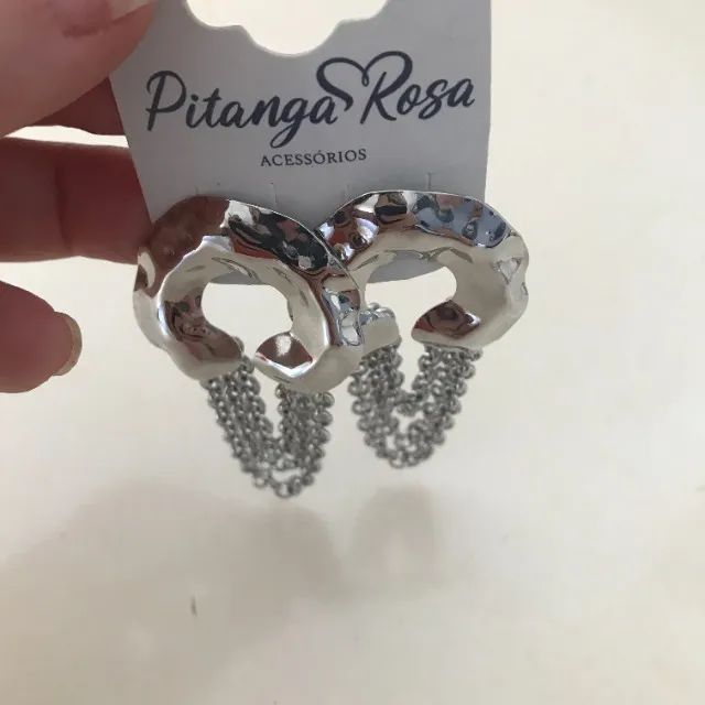 Brinco Com Corrente Prateado Da Pitanga Rosa - Foto 2