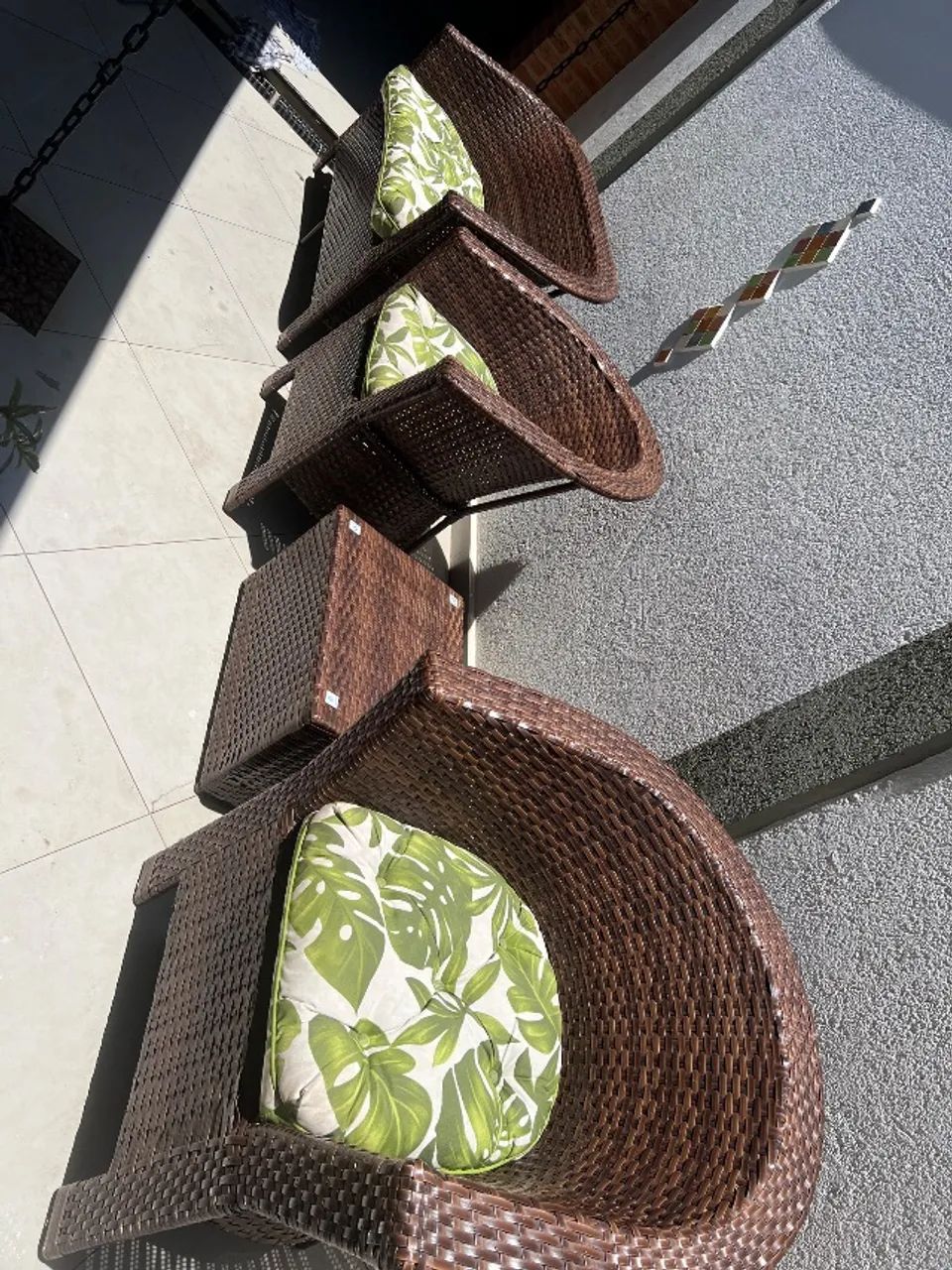 Jogo cadeiras mais mesa centro almofadadas.64596142887811121