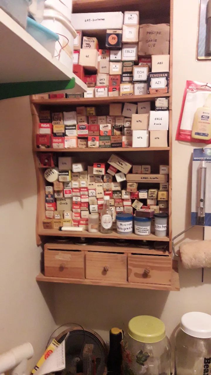 FUNDO DE OFICINA ELETRÔNICA - LOTE DE PEÇAS PARA RÁDIOS VALVULADOS