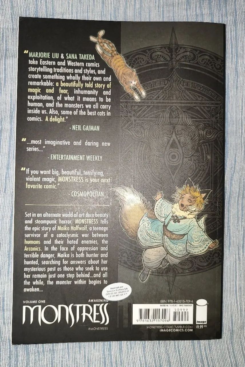 Monstress Volume One - Awakening - Em INGLÊS  - Foto 2