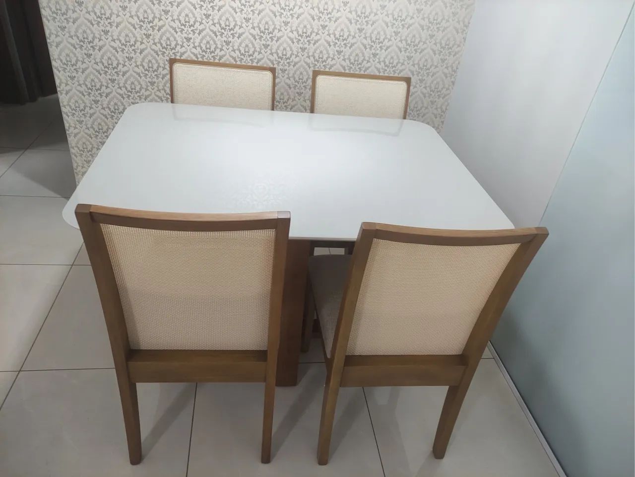 Mesa de Jantar com 4 cadeiras de madeira 