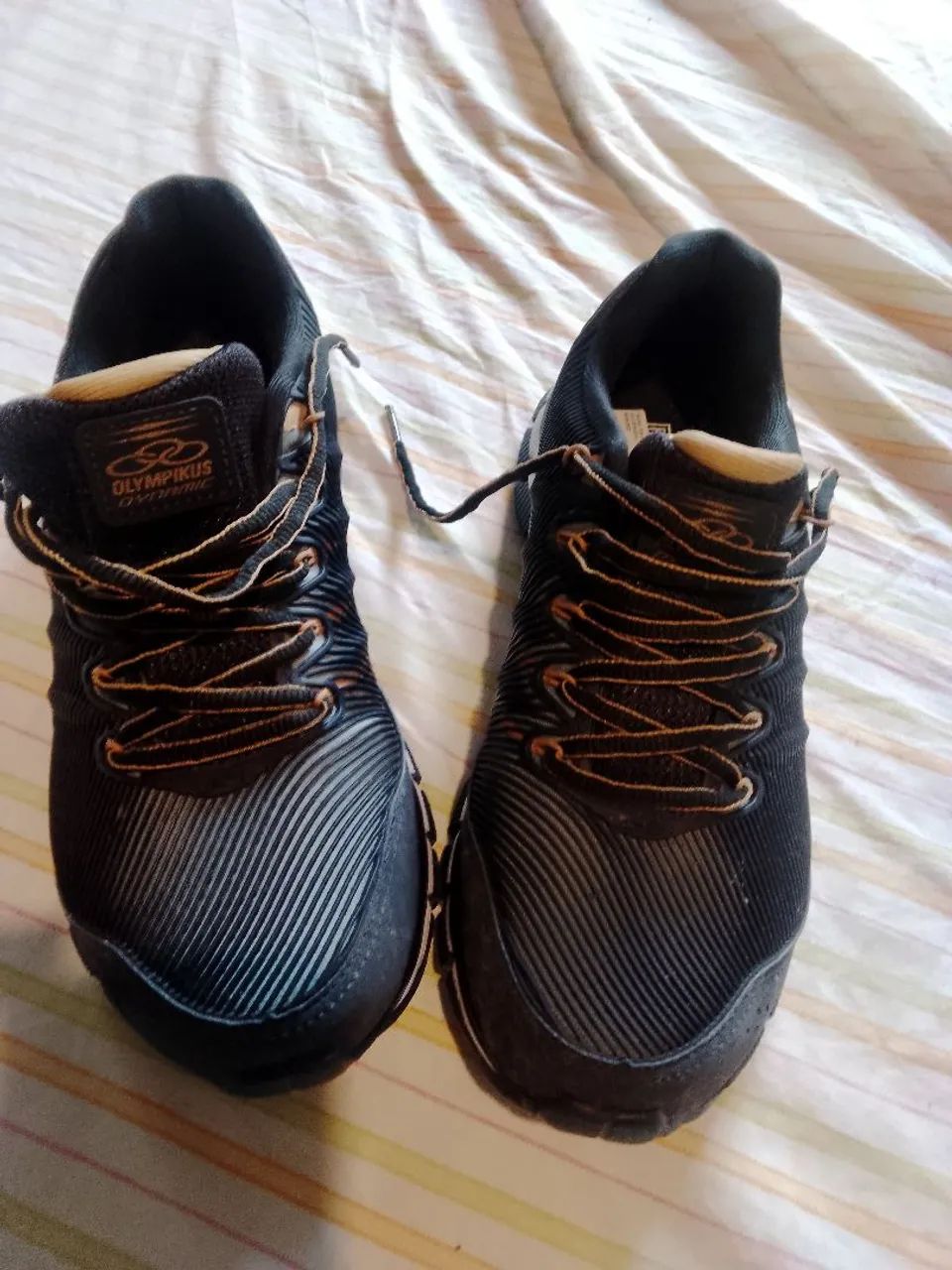Tênis Masculino Preto com Detalhes Dourados - Foto 2