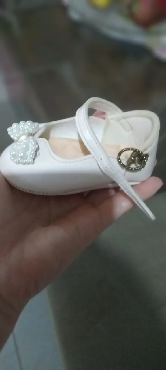 Sapatinho de bebê com detalhes de pérolas N° RN