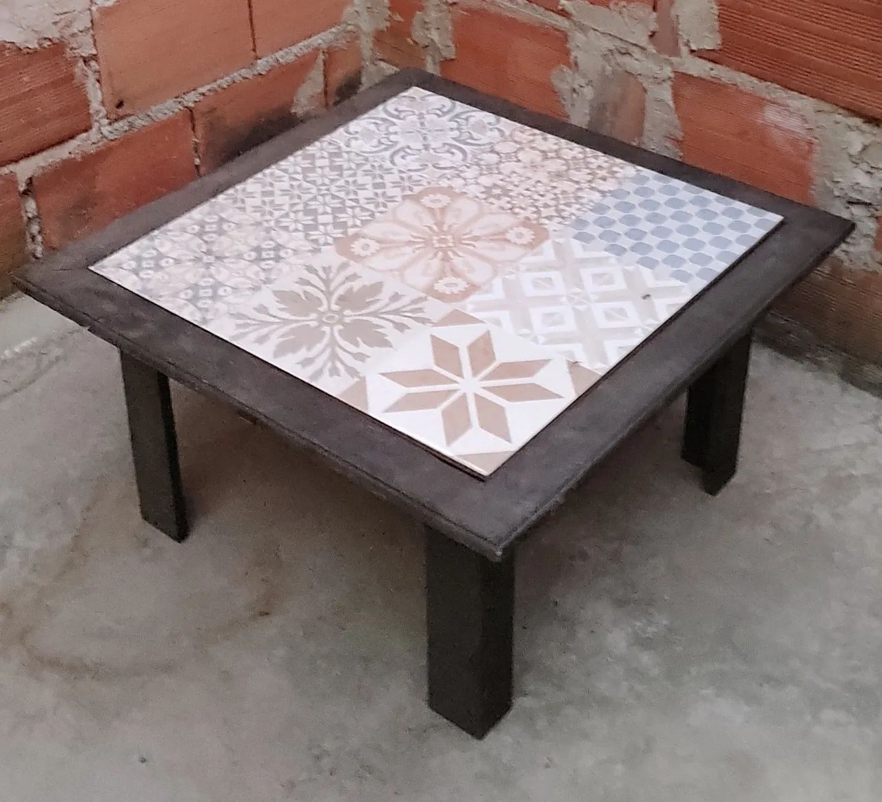 Mesa de centro com tampo de azulejo decorativo - Foto 2