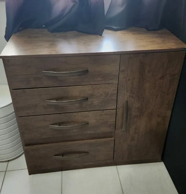 Cômoda com 4 Gavetas e 1 Porta - Amadeirada Escura