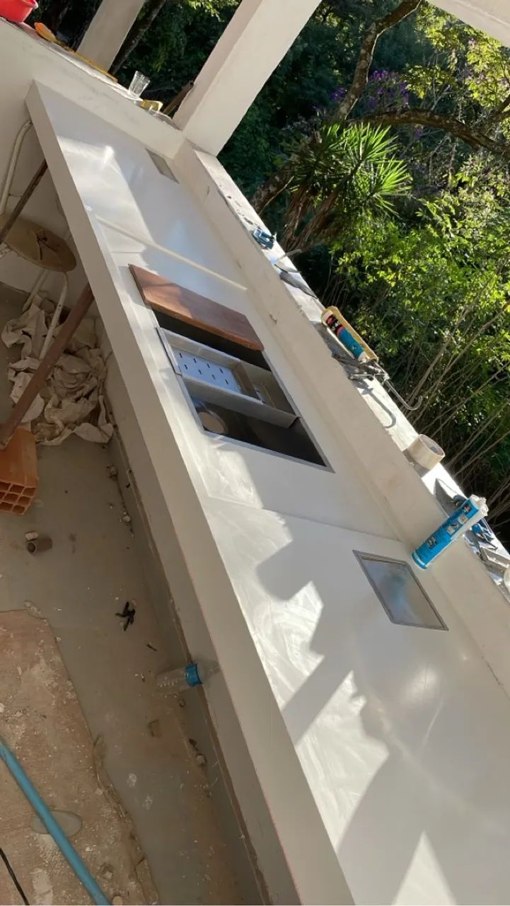 Bancada em porcelanato branco 