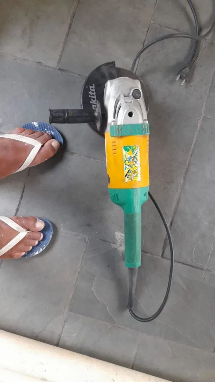 Esmerilhadeira Makita 7 polegadas. - Foto 2