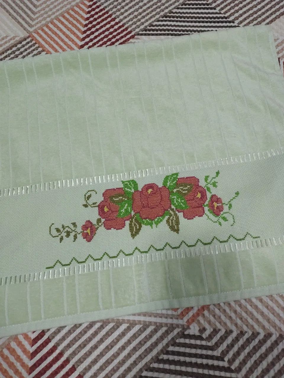 Toalha de rosto bordada flores