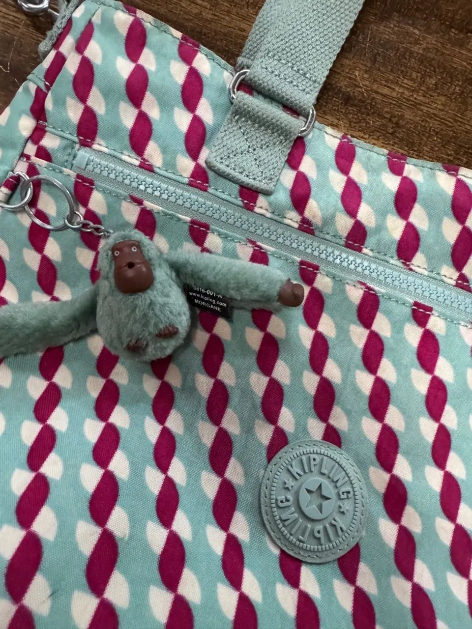 Bolsa Kipling com alça de ombro e detalhes em rosa - Foto 4