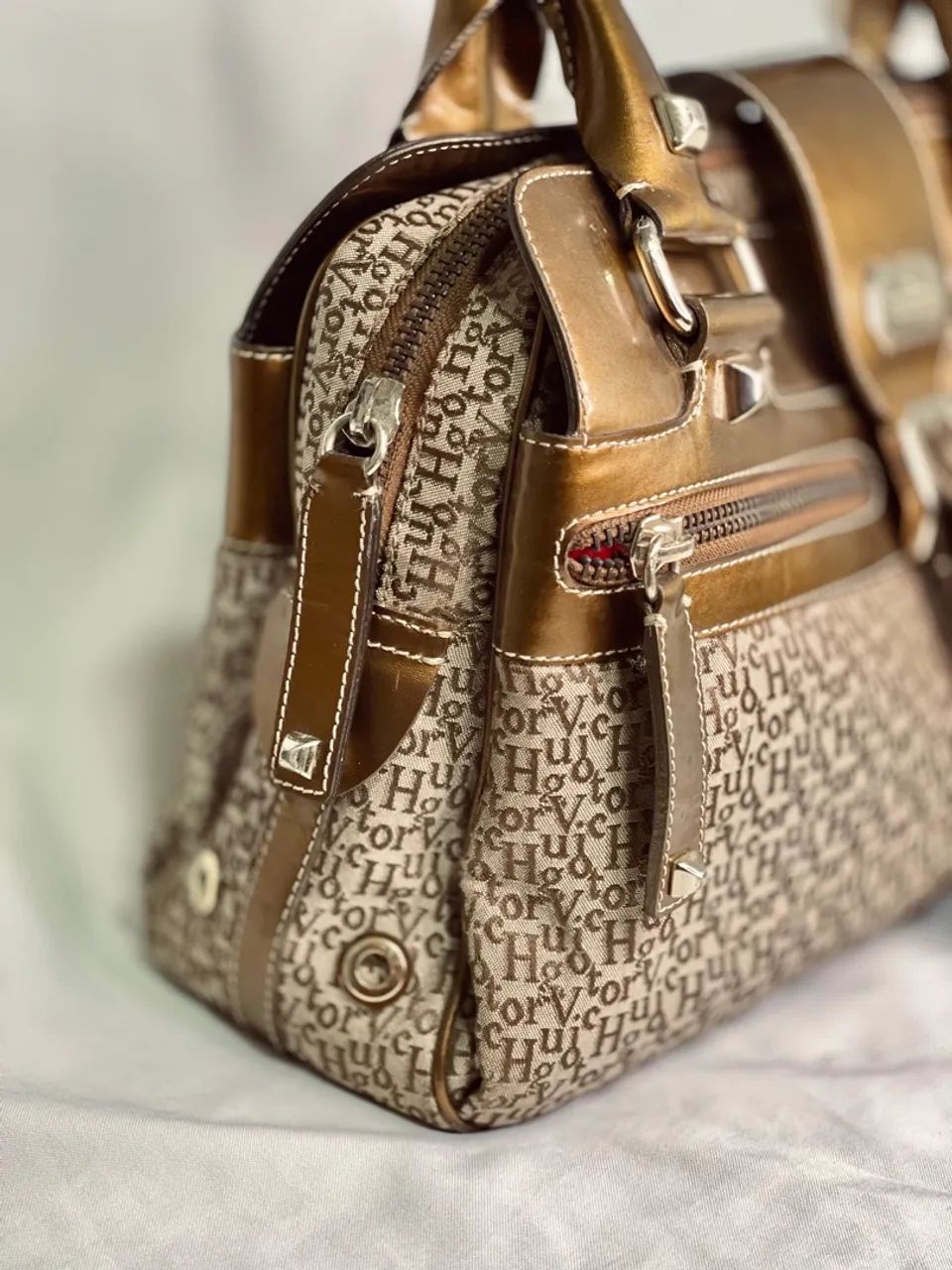 Bolsa Victor Hugo Original - Monograma Clássico e Couro Metalizado - Foto 3