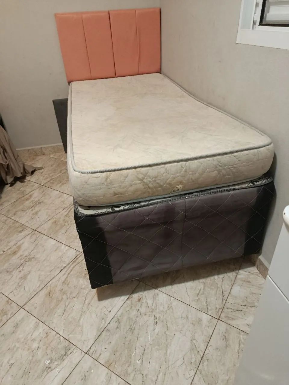 Cama de solteiro com cabeceira 64330587040513124
