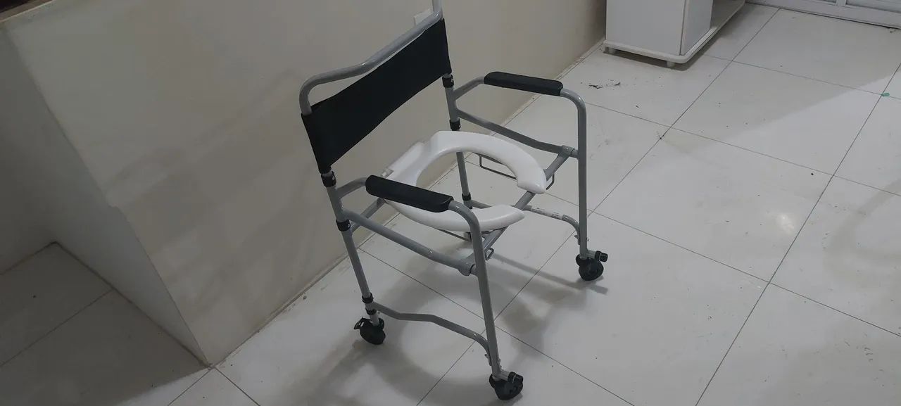 2 Cadeiras de rodas: uma de  passeio e uma de banho  - Foto 6
