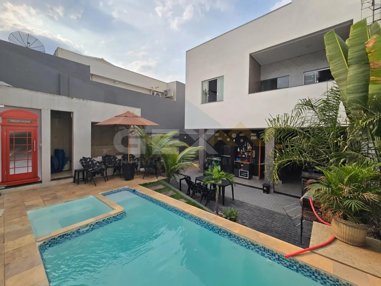 Casa à venda no Centro, 4 quartos sendo 2 suítes e área gourmet com piscina.
