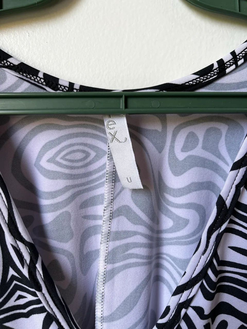 Saída de praia estampada em branco e preto - Foto 2