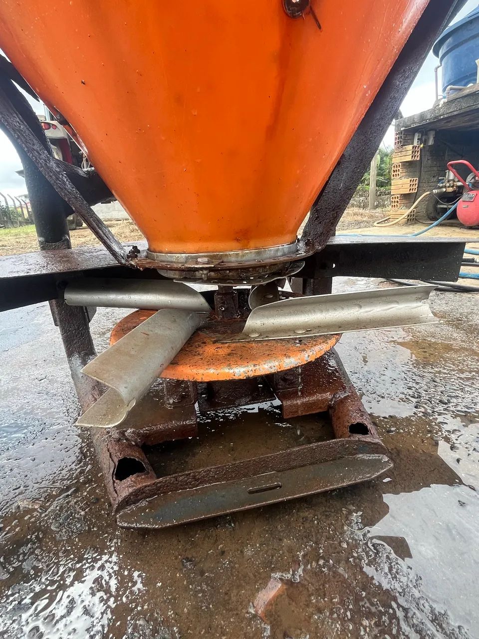 ESPALHADEIRA / DISTRIBUIDORA DE ADUBO, UREIA E SEMENTES - Foto 5