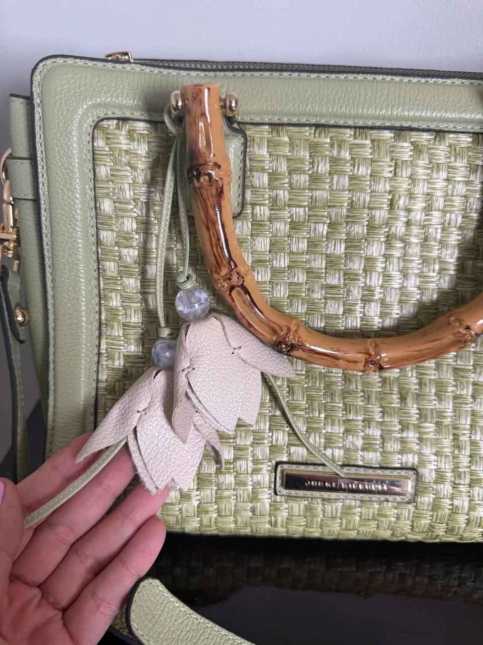 Bolsa Jorge Bischoff verde com alça de madeira  - Foto 5