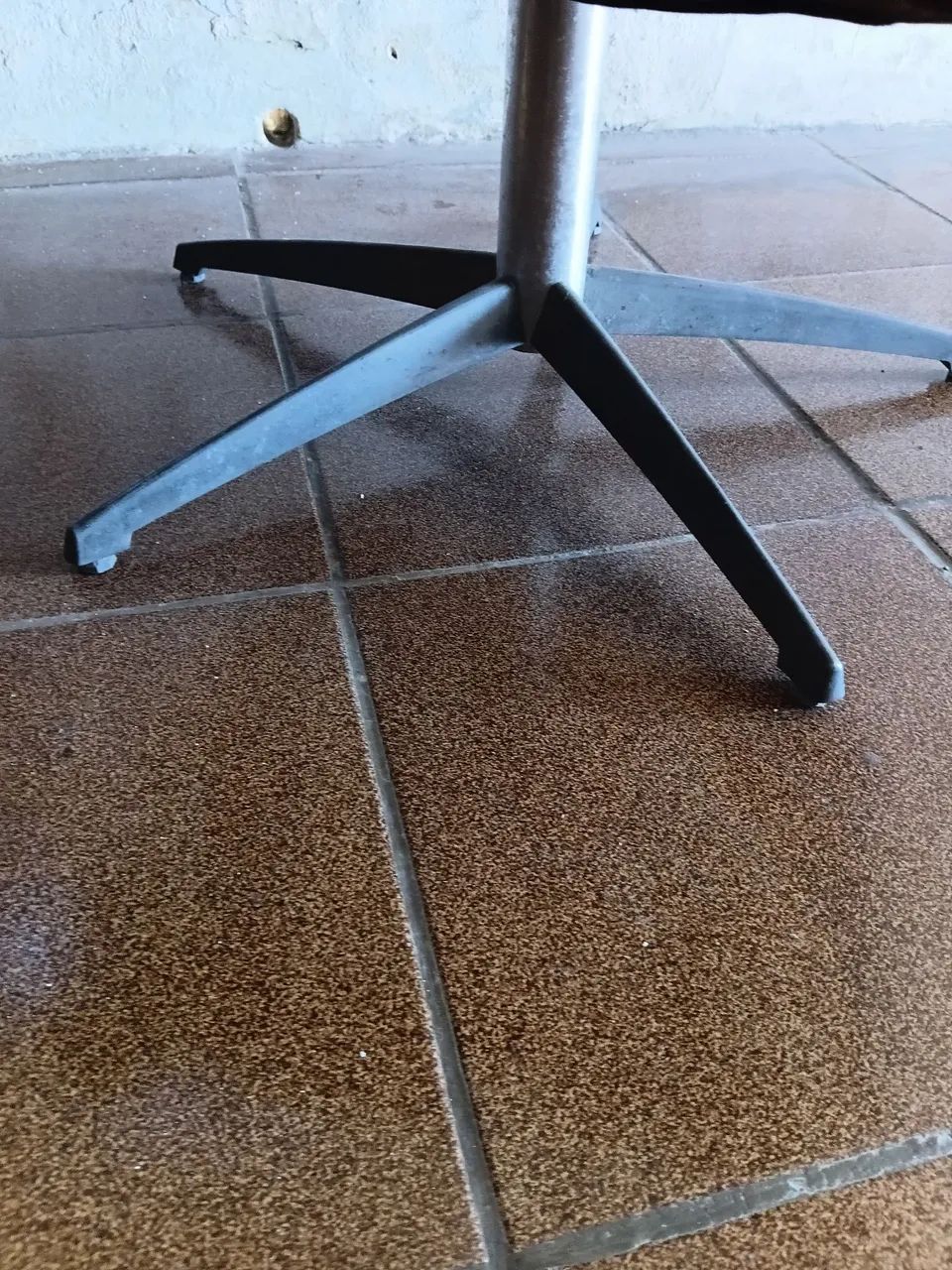 Cadeiras giratórias + mesinha por 400,00 - Foto 5