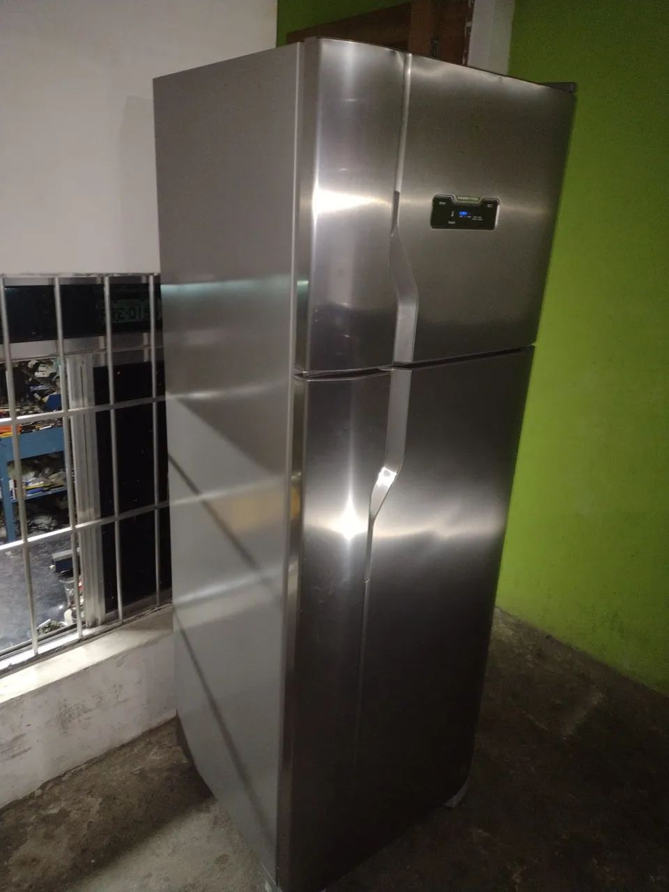 vendo refrigerador Electrolux inox funcionando perfeitamente  - Foto 2