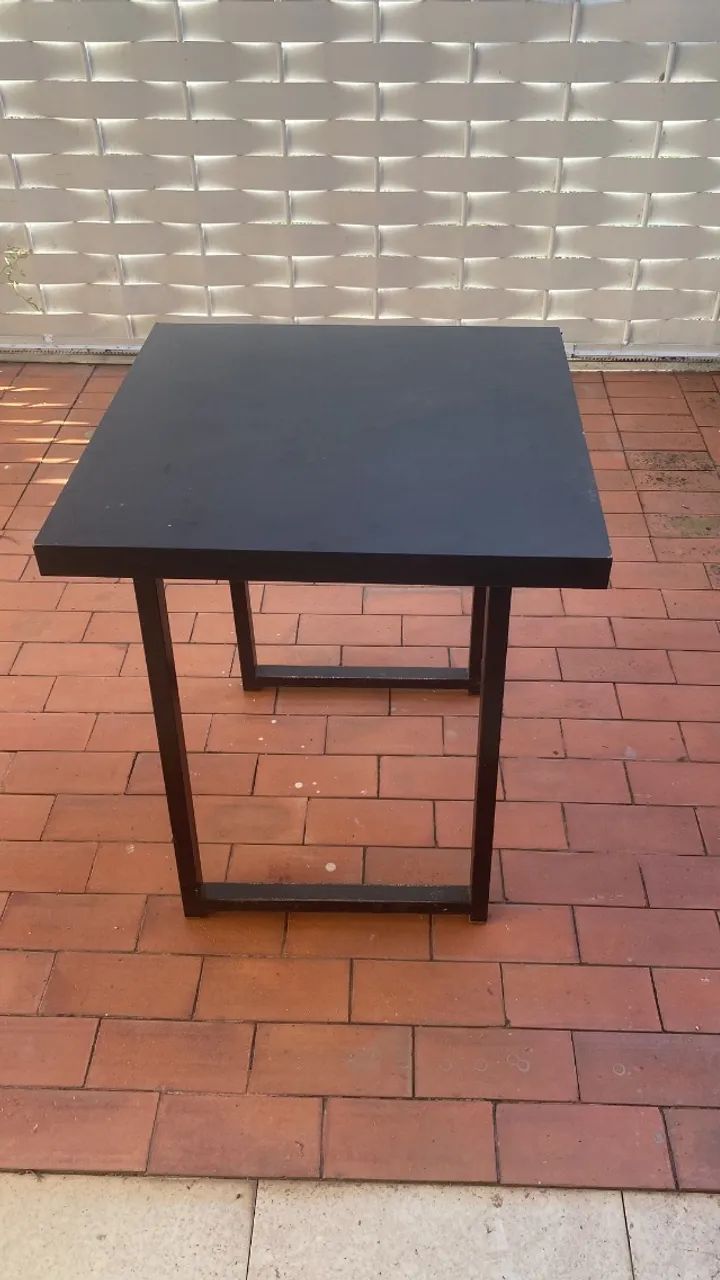 Mesa de MDF com metalon preta  ( pra vender logo)
