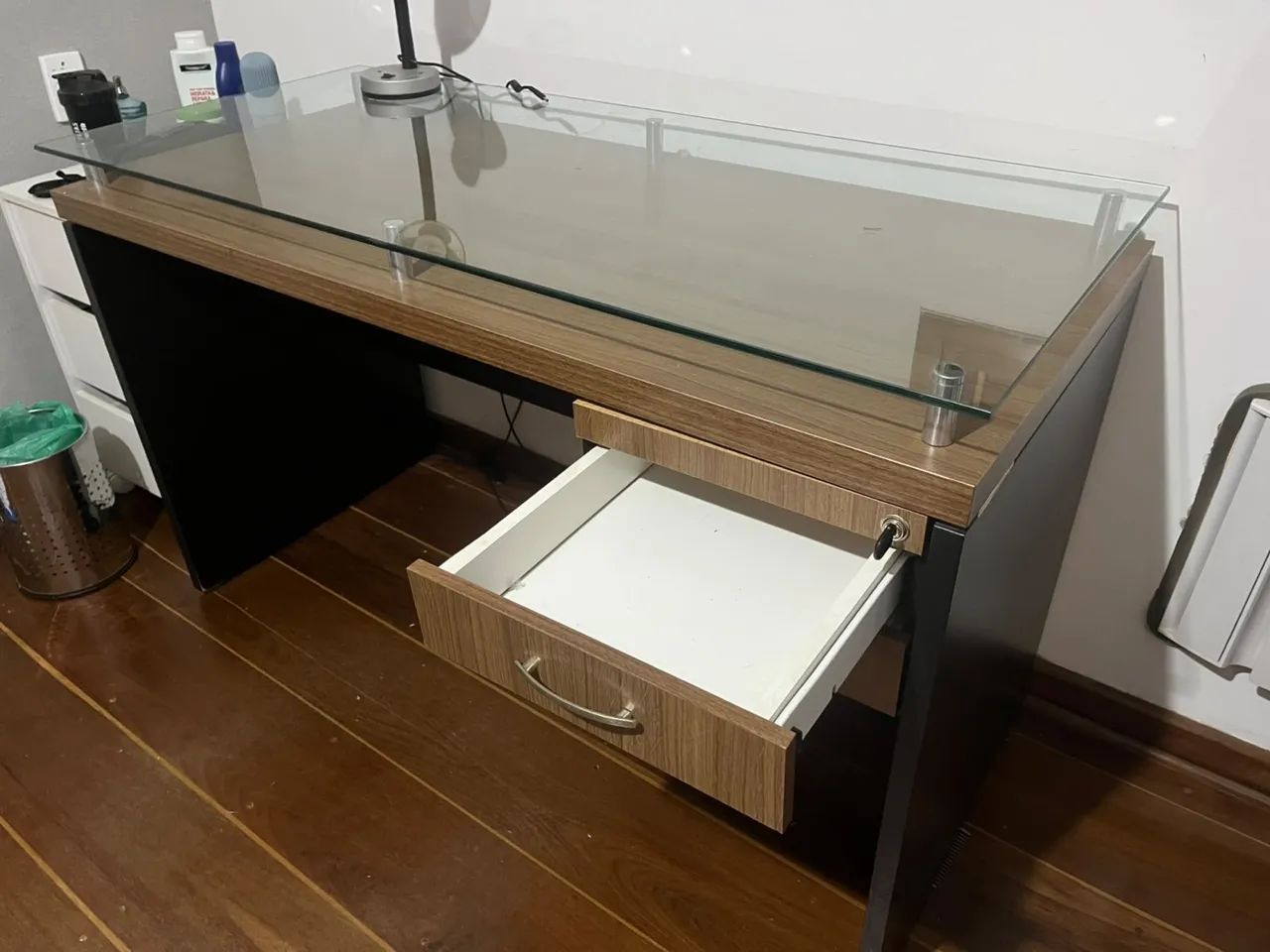 Mesa de escritório com tampo de vidro - Foto 2