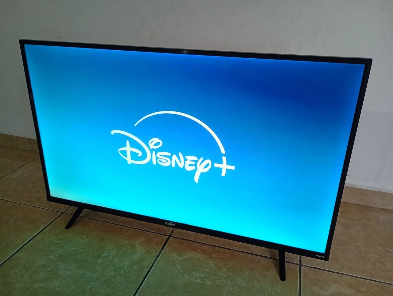 Vendo essa tv da Semp Roku 43 polegadas smart 4k  - Foto 2