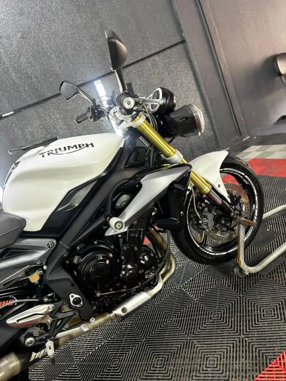 Triumph 675  - Foto 2