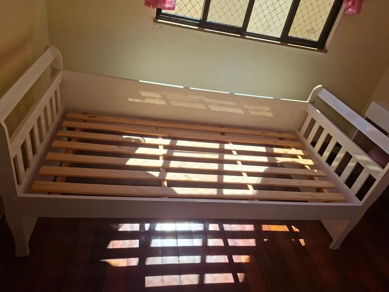 Cama sofá com cama auxiliar e um colchão  - Foto 2